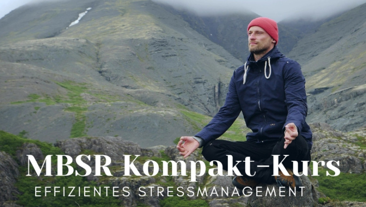 MBSR Kompaktkurs für Berufstätige – Achtsamkeit und Stressbewältigung Ein Mann sitzt in Meditationshaltung in ruhiger Umgebung und praktiziert Achtsamkeit
